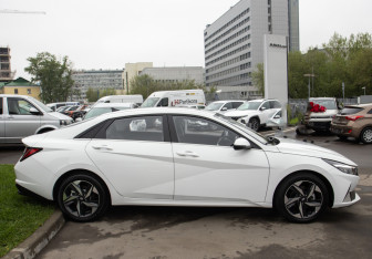 Новый Hyundai Elantra Sedan 2023 (3 фото)
