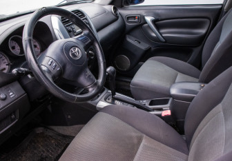 Подержанный автомобиль Toyota RAV4 2005 года (10 фото)