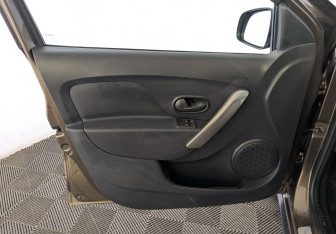 Подержанный автомобиль Renault Sandero 2021 года (19 фото)