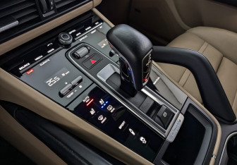 Подержанный автомобиль Porsche Cayenne 2018 года (21 фото)