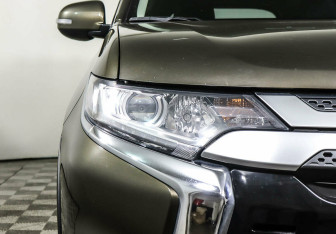 Подержанный автомобиль Mitsubishi Outlander 2020 года (6 фото)