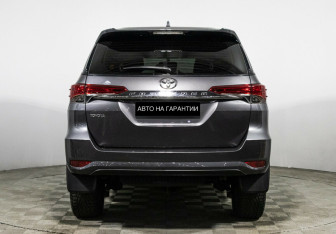 Подержанный автомобиль Toyota Fortuner 2020 года (4 фото)