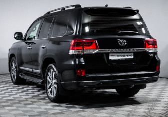 Подержанный автомобиль Toyota Land Cruiser Suv 2017 года (7 фото)