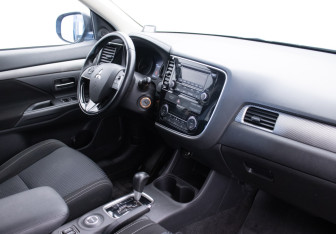 Подержанный автомобиль Mitsubishi Outlander 2016 года (10 фото)