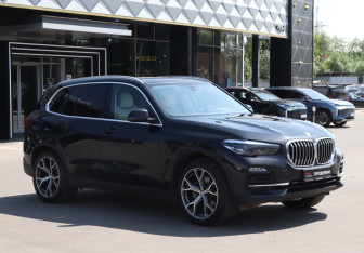 Подержанный автомобиль BMW X5 2020 года (3 фото)