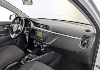 Подержанный автомобиль Kia Rio Hatchback 2021 года (11 фото)