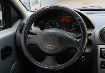 Подержанный автомобиль Renault Logan Sedan 2009 года (11 фото)