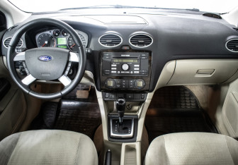 Подержанный автомобиль Ford Focus Sedan 2006 года (11 фото)