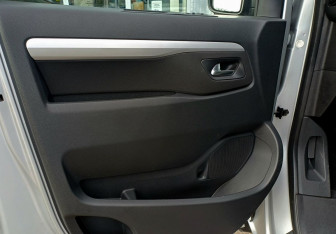 Подержанный автомобиль Peugeot Traveller 2019 года (17 фото)