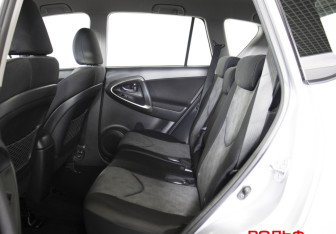 Подержанный автомобиль Toyota RAV4 2011 года (10 фото)
