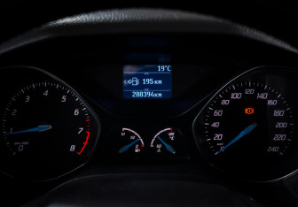 Подержанный автомобиль Ford Focus Sedan 2011 года (14 фото)