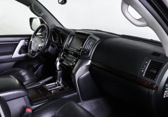 Подержанный автомобиль Toyota Land Cruiser Suv 2012 года (11 фото)