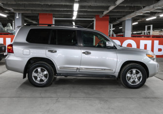 Подержанный автомобиль Toyota Land Cruiser Suv 2012 года (4 фото)