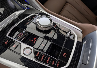 Подержанный автомобиль BMW X6 2025 года (20 фото)