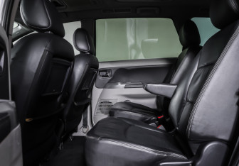 Подержанный автомобиль Mitsubishi Grandis 2008 года (12 фото)