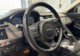Подержанный автомобиль Jaguar E-Pace 2018 года (13 фото)