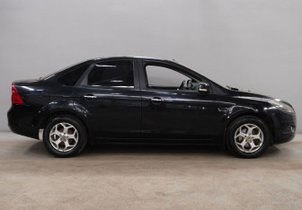 Подержанный автомобиль Ford Focus Sedan 2009 года (8 фото)