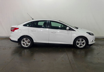 Подержанный автомобиль Ford Focus Sedan 2013 года (8 фото)