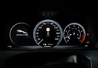 Подержанный автомобиль Jaguar F-Pace 2016 года (12 фото)