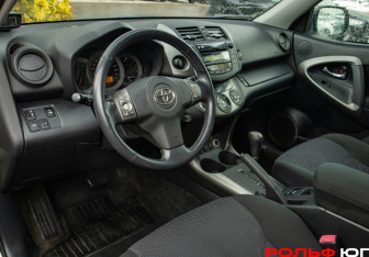 Подержанный автомобиль Toyota RAV4 2011 года (15 фото)