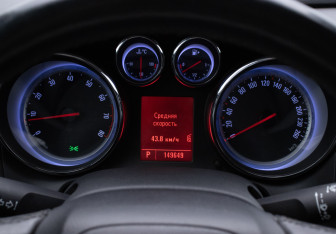 Подержанный автомобиль Opel Astra Hatchback 2011 года (12 фото)