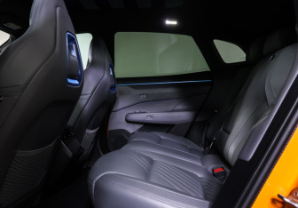 Подержанный автомобиль Zeekr 001 2024 года (12 фото)