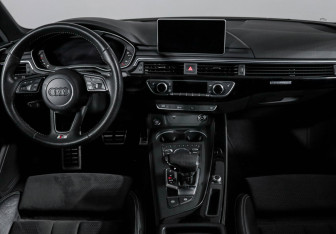 Подержанный автомобиль Audi A4 Sedan 2017 года (12 фото)