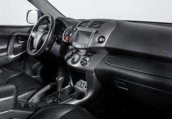 Подержанный автомобиль Toyota RAV4 2011 года (9 фото)