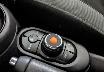 Подержанный автомобиль MINI Hatch 2020 года (26 фото)