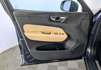 Подержанный автомобиль Volvo XC60 2019 года (19 фото)