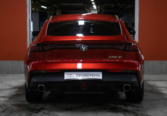 Подержанный автомобиль Changan UNI-V 2023 года (6 фото)