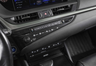 Подержанный автомобиль Lexus ES 2019 года (25 фото)