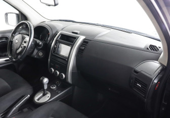 Подержанный автомобиль Nissan X-Trail 2011 года (10 фото)