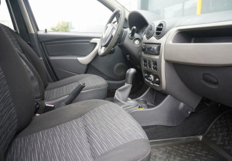 Подержанный автомобиль Renault Sandero 2010 года (10 фото)