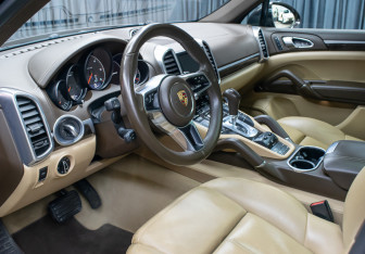 Подержанный автомобиль Porsche Cayenne 2015 года (17 фото)