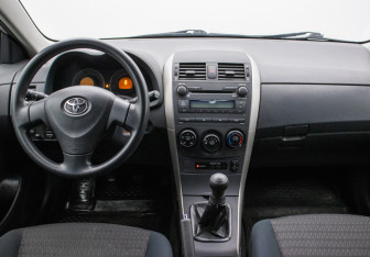 Подержанный автомобиль Toyota Corolla Sedan 2007 года (13 фото)