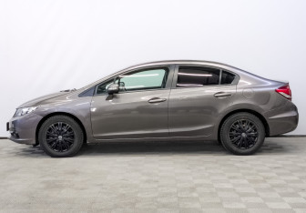 Подержанный автомобиль Honda Civic Sedan 2013 года (8 фото)