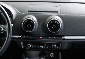 Подержанный автомобиль Audi A3 Sedan 2014 года (25 фото)