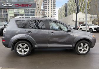 Подержанный автомобиль Mitsubishi Outlander 2008 года (3 фото)