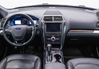 Подержанный автомобиль Ford Explorer 2018 года (14 фото)
