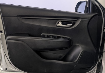 Подержанный автомобиль Kia Rio Hatchback 2021 года (18 фото)