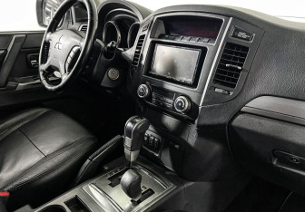 Подержанный автомобиль Mitsubishi Pajero 2012 года (9 фото)