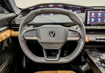 Подержанный автомобиль Changan UNI-V 2023 года (22 фото)