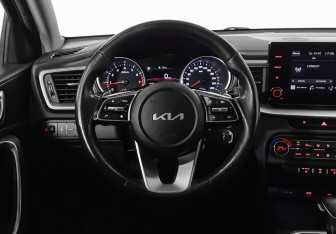 Подержанный автомобиль Kia Ceed Hatchback 2022 года (11 фото)