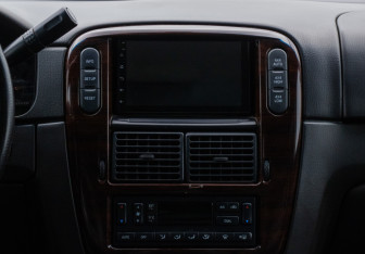 Подержанный автомобиль Ford Explorer 2005 года (14 фото)
