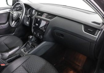 Подержанный автомобиль Skoda Octavia Liftback 2017 года (10 фото)