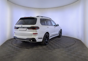 Подержанный автомобиль BMW X7 2023 года (5 фото)
