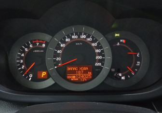 Подержанный автомобиль Toyota RAV4 2010 года (16 фото)