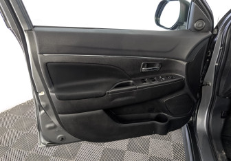 Подержанный автомобиль Mitsubishi ASX 2014 года (19 фото)