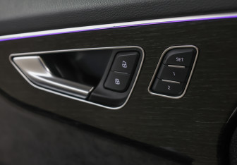 Подержанный автомобиль Audi Q8 2019 года (24 фото)